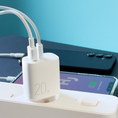 Szybka ładowarka sieciowa USB-A QC3.0 / USB-C PD 20W - biała Szybka ładowarka sieciowa USB-A QC3.0 / USB-C PD 20W - biała