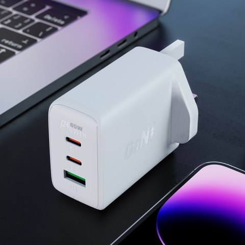 Ładowarka sieciowa wtyczka angielska UK GaN 65W 1x USB 2x USB-C PD czarna Ładowarka sieciowa wtyczka angielska UK GaN 65W 1x USB 2x USB-C PD czarna